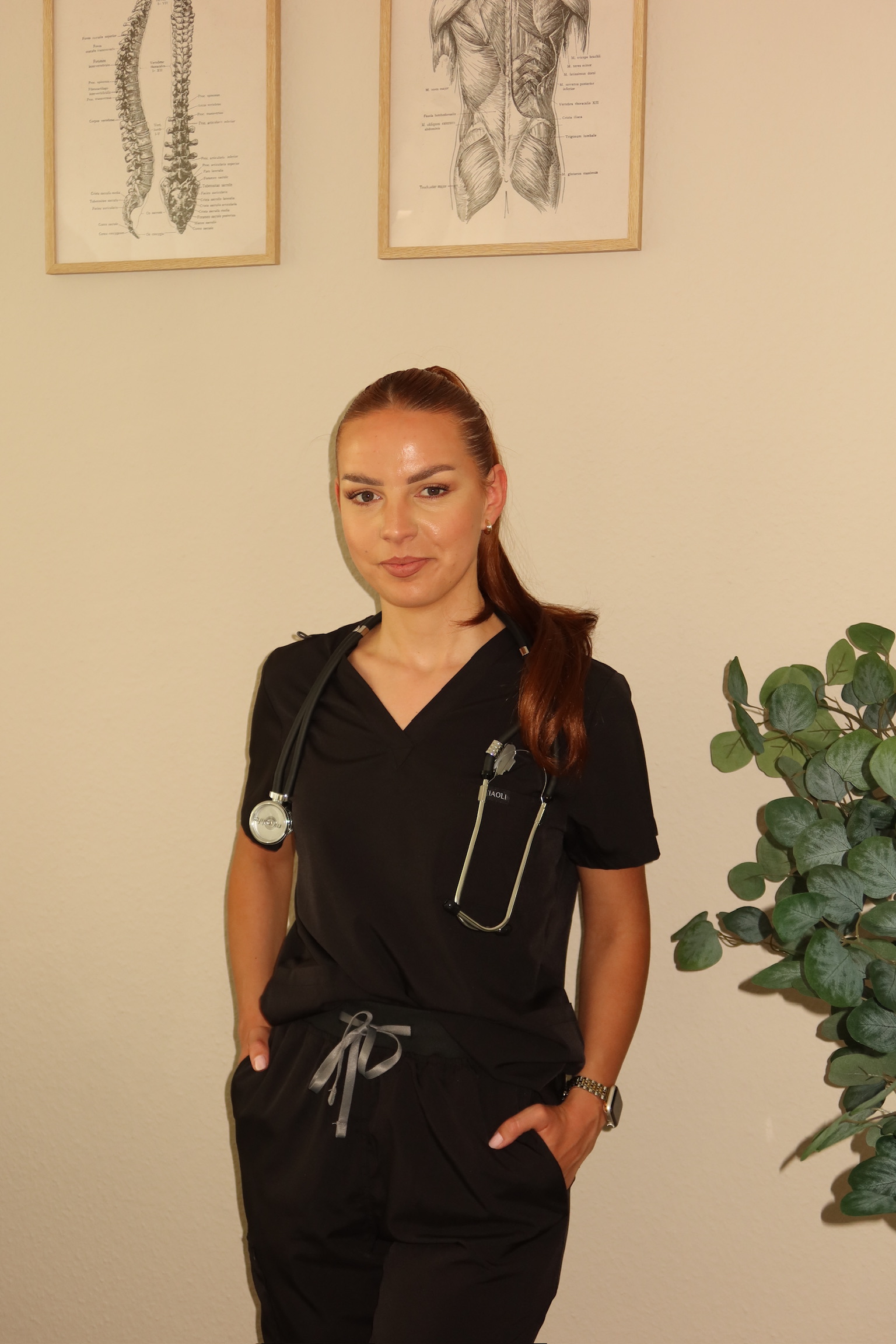 Heilpraktikerin Vlora Canolli in schwarzer Praxiskleidung